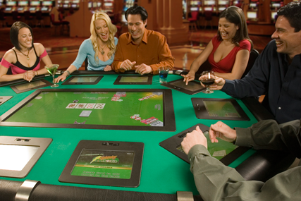 Electronic table for poker without a dealer